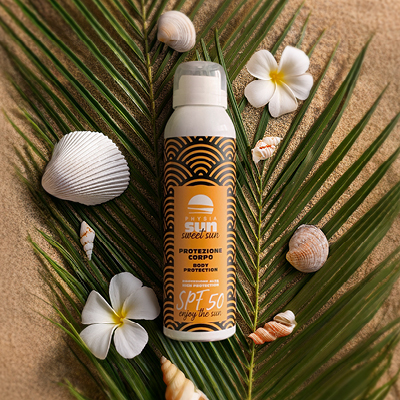 immagine del prodotto Protezione Corpo spf 50  appoggiato sulla spiaggia e circondato da foglia, fiori e conchiglie